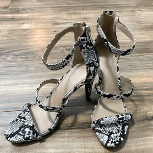 Kelly & Katie, Size 8M, Black and White